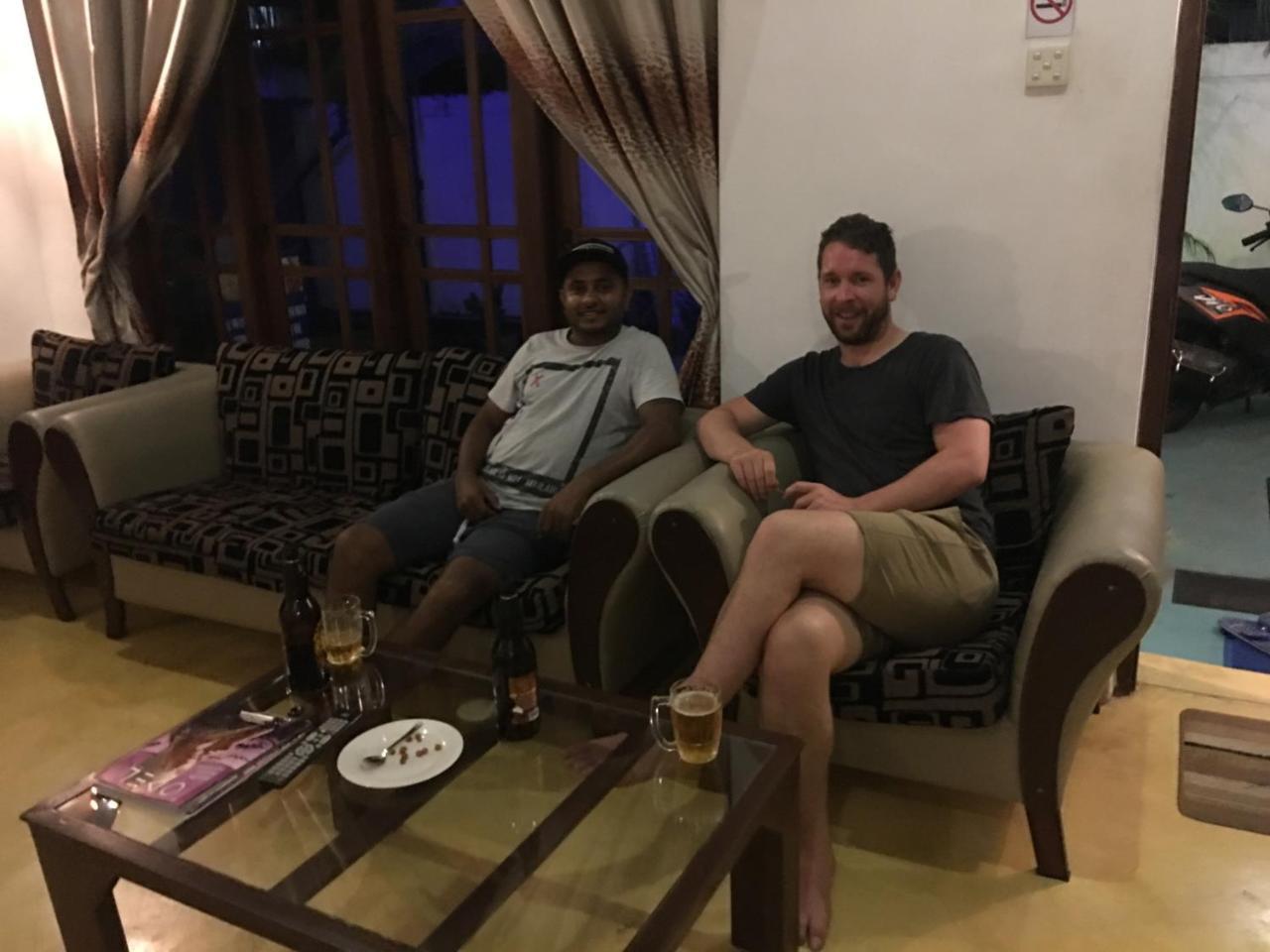 Like Mike Tourist Guest House & Restaurant Negombo Exterior foto