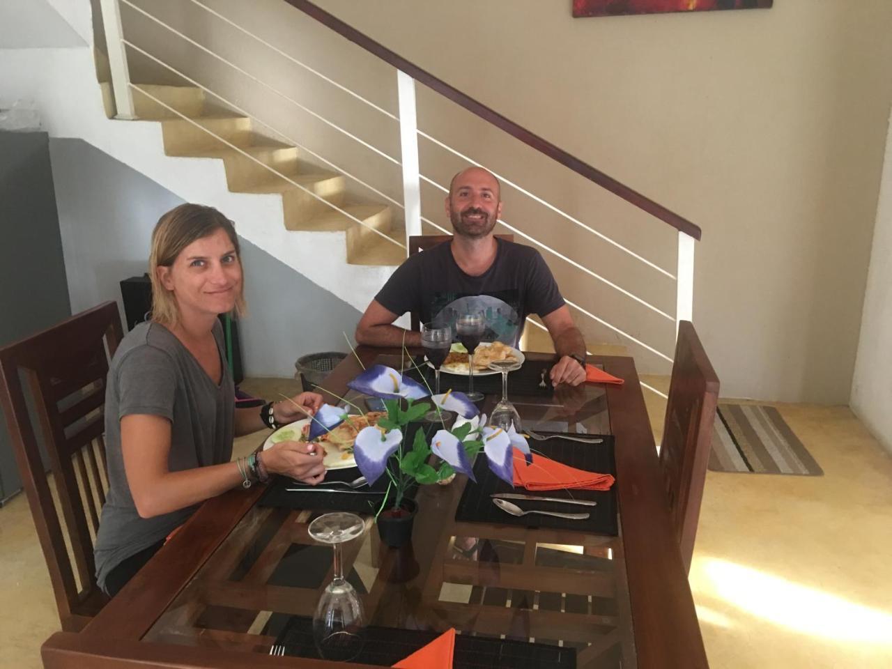 Like Mike Tourist Guest House & Restaurant Negombo Exterior foto
