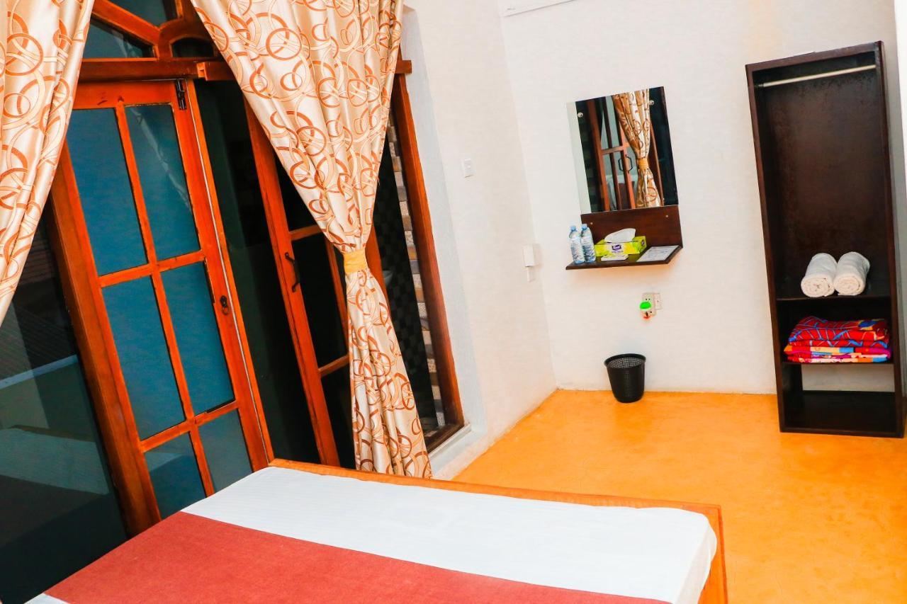Like Mike Tourist Guest House & Restaurant Negombo Exterior foto