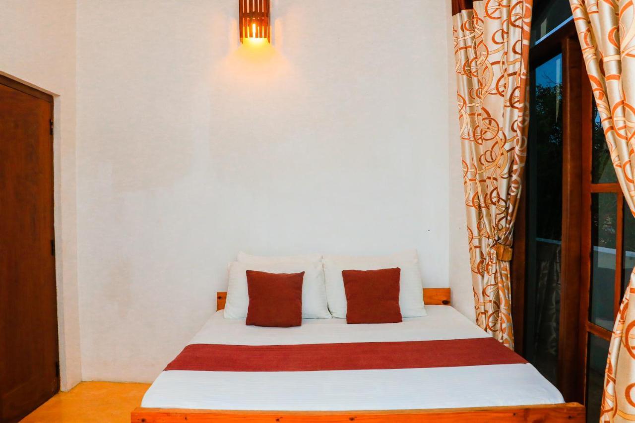Like Mike Tourist Guest House & Restaurant Negombo Exterior foto
