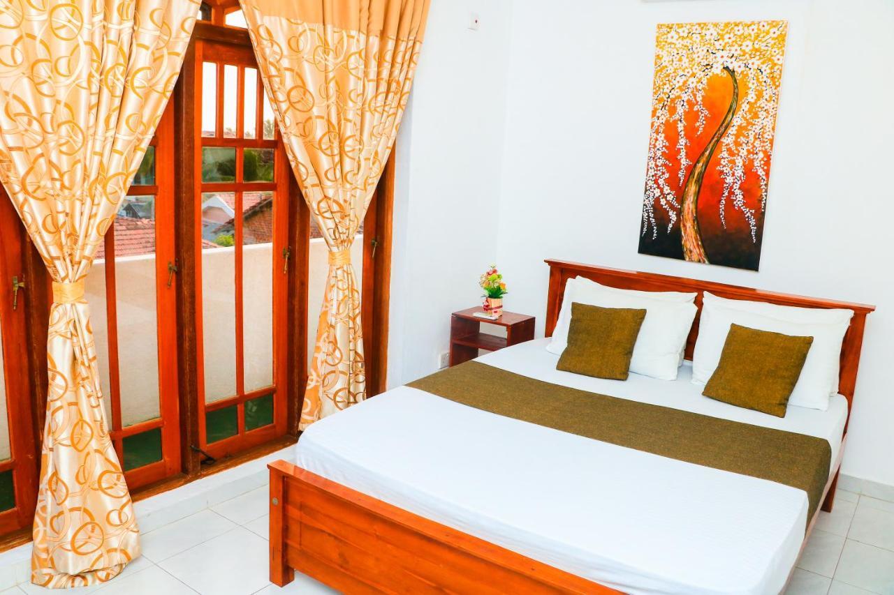 Like Mike Tourist Guest House & Restaurant Negombo Exterior foto