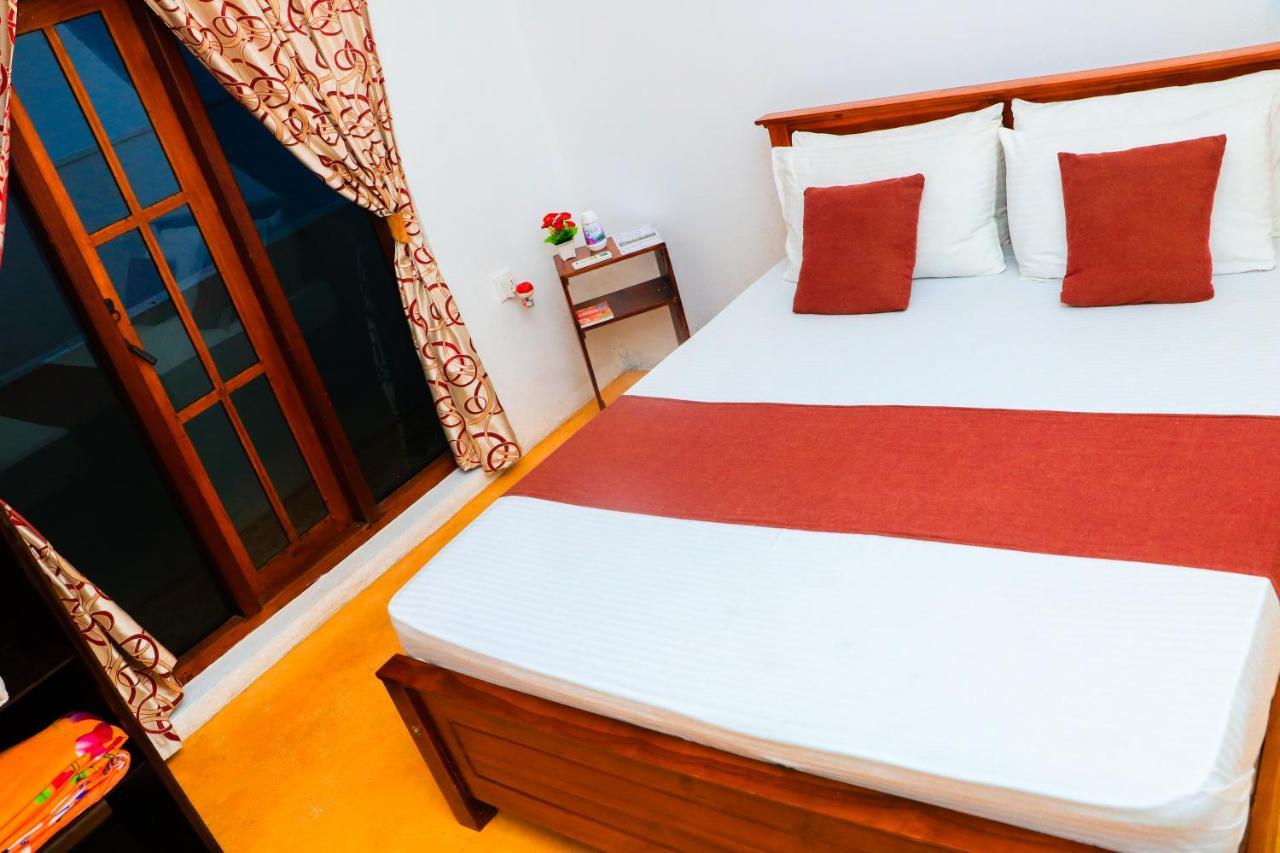 Like Mike Tourist Guest House & Restaurant Negombo Exterior foto