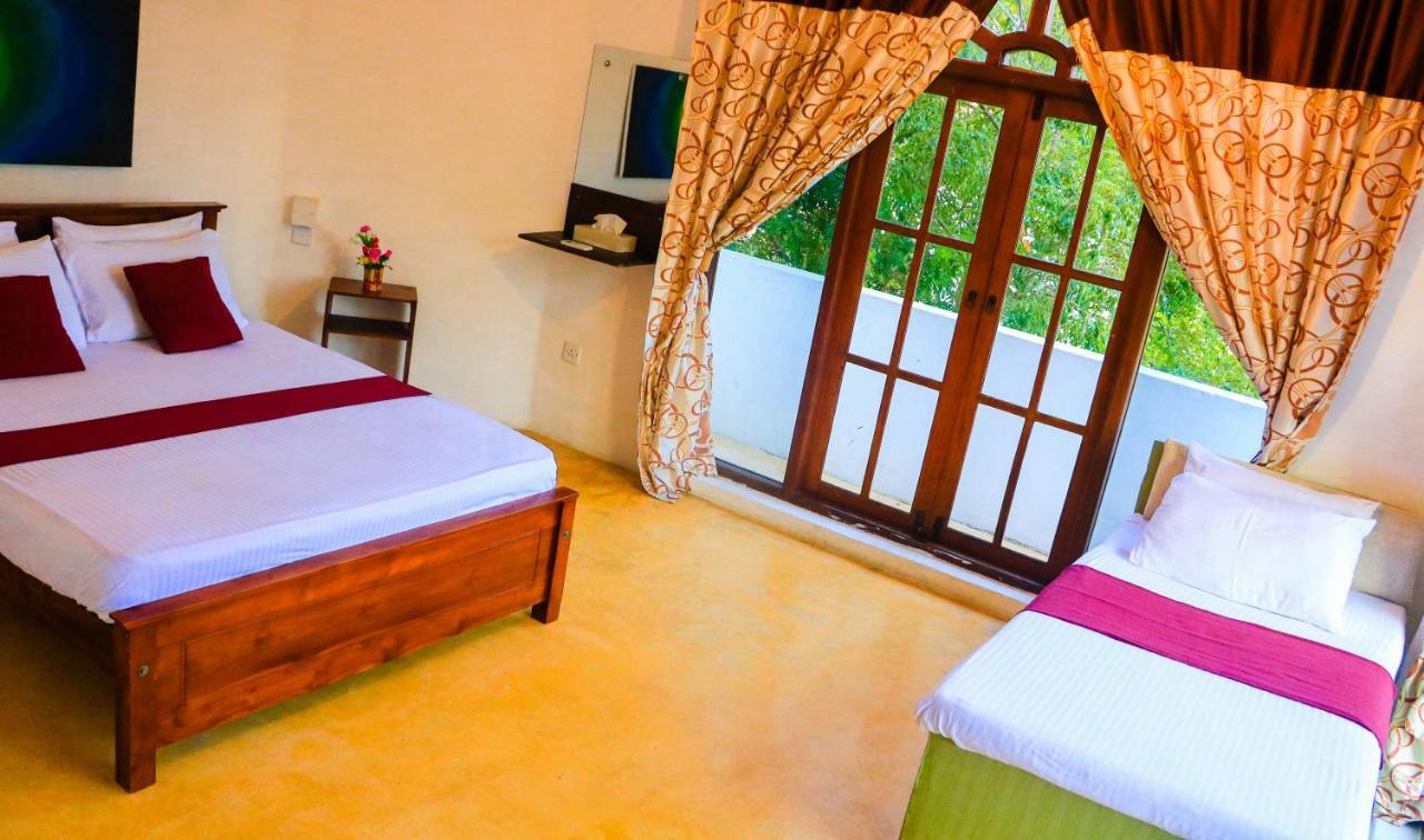 Like Mike Tourist Guest House & Restaurant Negombo Exterior foto