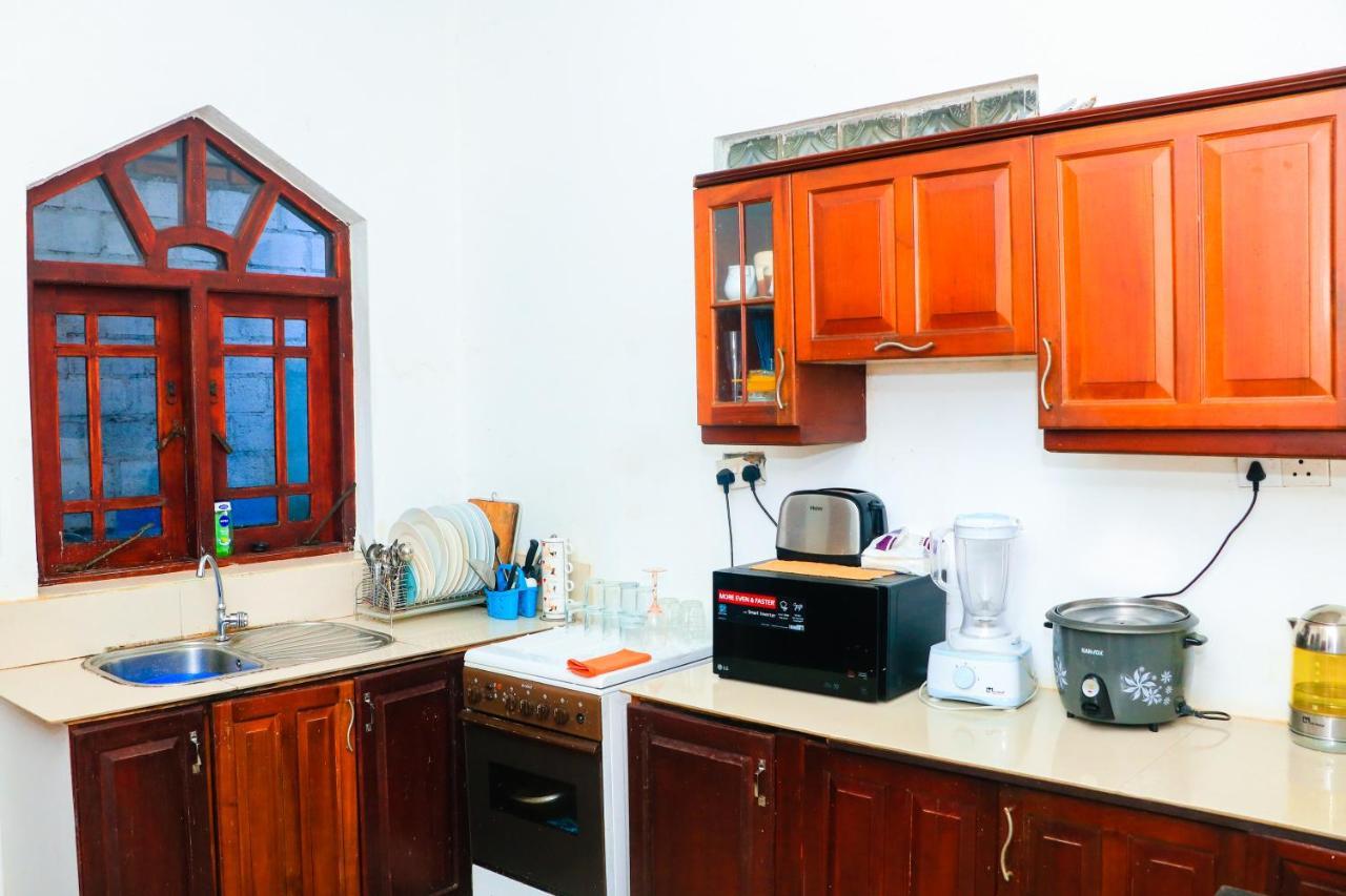 Like Mike Tourist Guest House & Restaurant Negombo Exterior foto