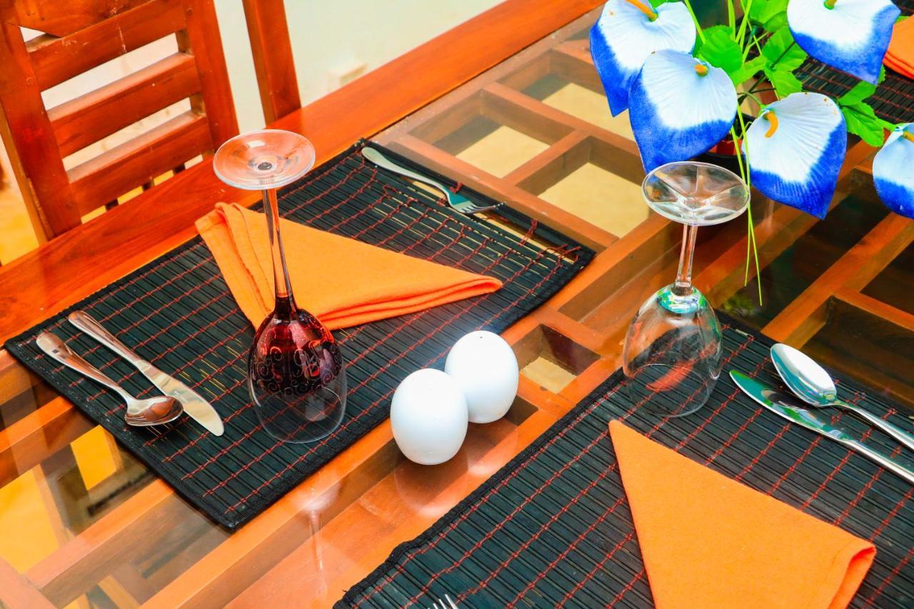 Like Mike Tourist Guest House & Restaurant Negombo Exterior foto