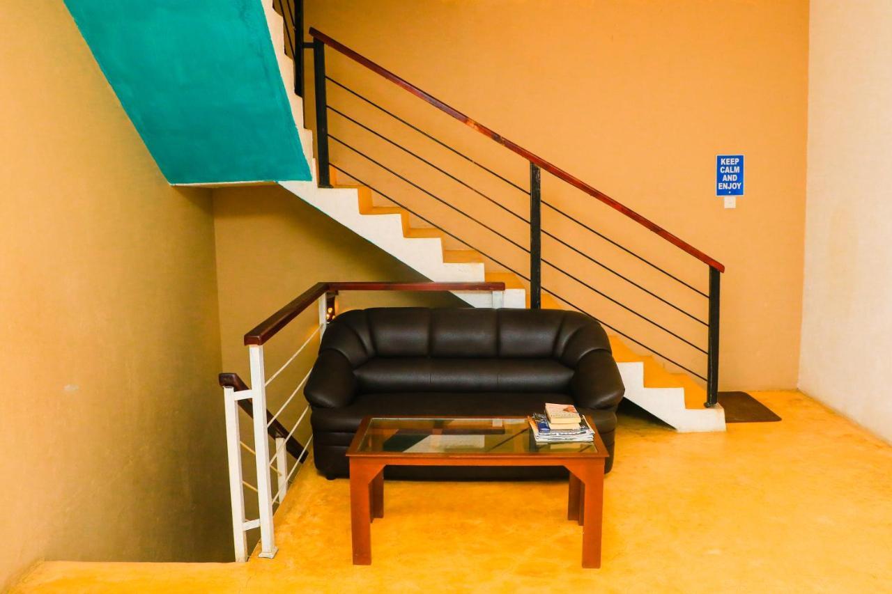 Like Mike Tourist Guest House & Restaurant Negombo Exterior foto